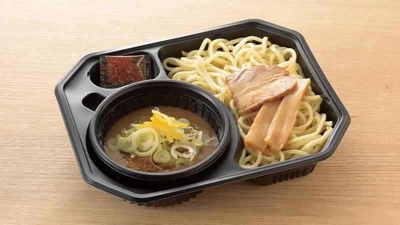 멘야 카네토라 농후 츠케멘의 상품 패키지 및 근접 촬영