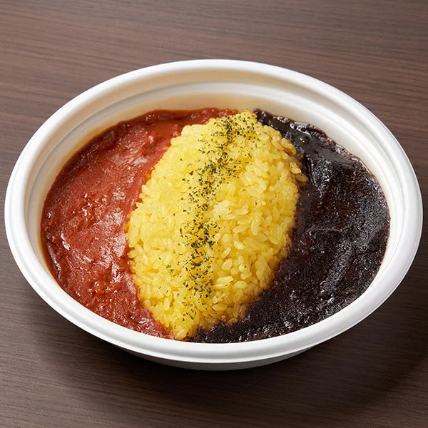 옐로 라이스가 돋보이는 레드 & 블랙 카레 근접샷
