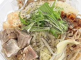 깍둑썰기한 차슈, 채소, 매콤한 양파 등 다양한 토핑