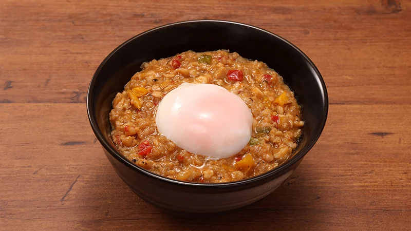 반숙 달걀을 올린 태국식 가파오 라이스
