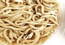 마제면에 사용된 굵고 쫄깃한 면의 근접 촬영