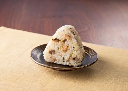 大船渡港水揚げさんまの<br />混ぜご飯おむすび