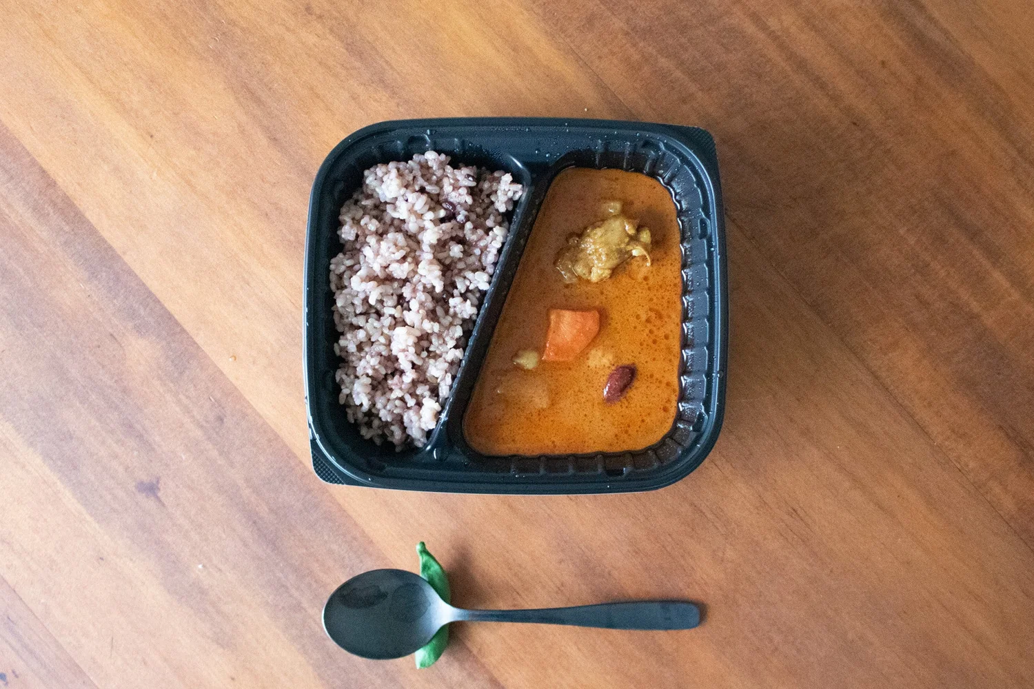 Aged brown rice paired with spicy curry sauce