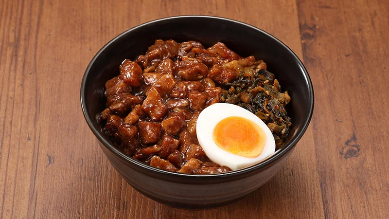 돼지고기와 달걀을 곁들인 대만식 루로판