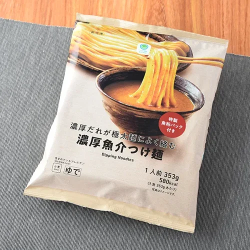 Rich Seafood Tsukemen with Thick Noodles that Coate Well with Rich Sauce