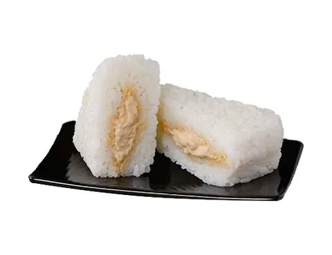 커다란 주먹밥 잘게 썬 치킨 마요