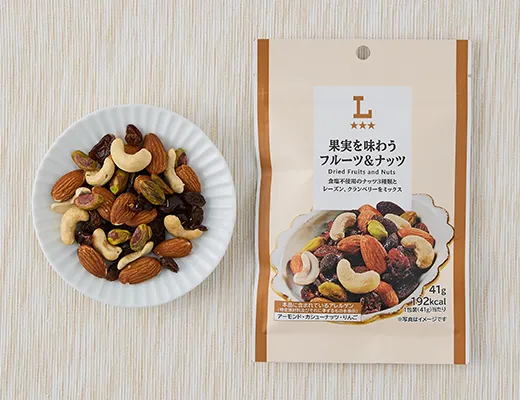 과일을 맛보는 과일 & 견과류