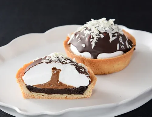 Fluffy & Melty Marshmallow Tart with Fresh Caramel Sauce
