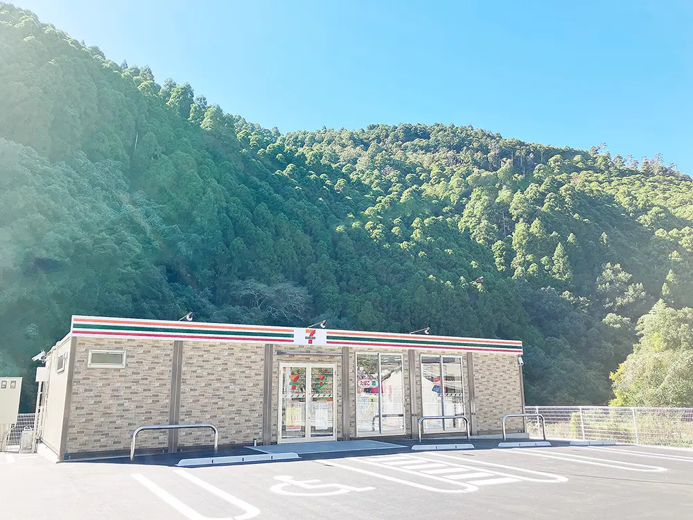 福岡県八女市に待望のコンビニ！セブンイレブン初の「地域共創型店舗」が星野村にオープン