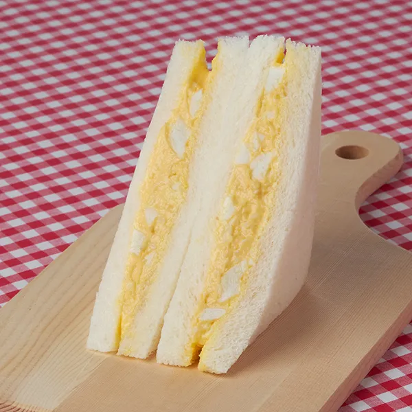 깊고 진한 맛의 계란 샌드위치