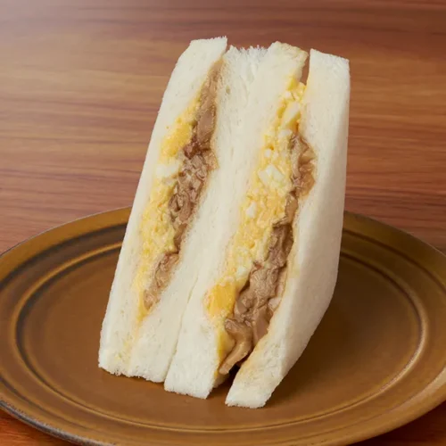 데리야키 치킨과 달걀 샌드위치
