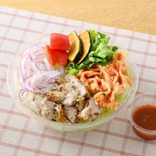 다채로운 채소와 허브 치킨 샐러드
