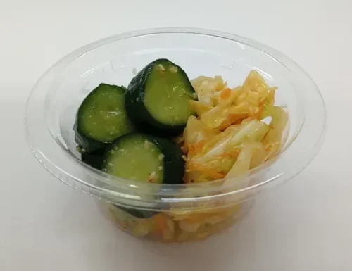 오이와 양배추 안주 샐러드
