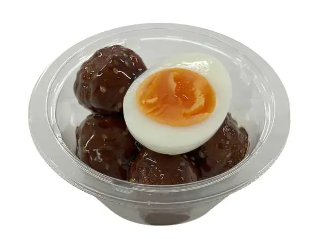 차갑게 먹는 닭고기 완자와 반숙 삶은 계란