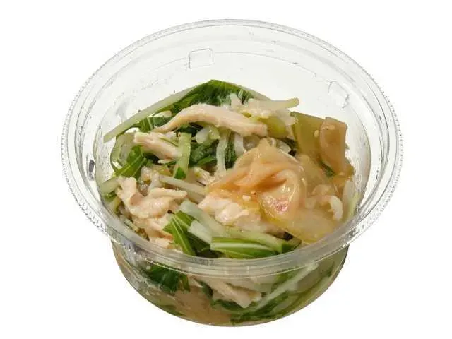 아삭아삭한 야채와 찐 닭고기 짜사이 샐러드