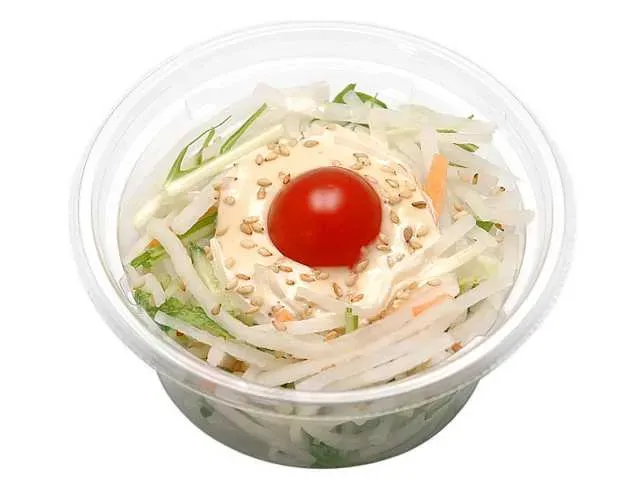 진한 마요네즈와 함께 먹는 무 믹스 샐러드