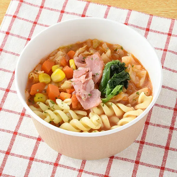 베이컨과 채소 토마토 크림 스프
