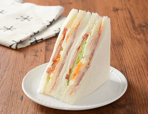 BLTE (Bacon, Lettuce, Tomato, Egg) Sandwich