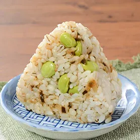 풋콩과 소금 다시마 찰보리 주먹밥