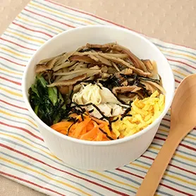 おだしで食べる鶏飯（もち麦入りご飯）