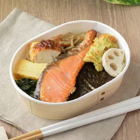 塩糀仕立ての銀鮭のり弁当（もち麦入りご飯）