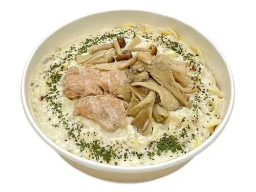 3種きのこと鶏肉のクリームパスタ