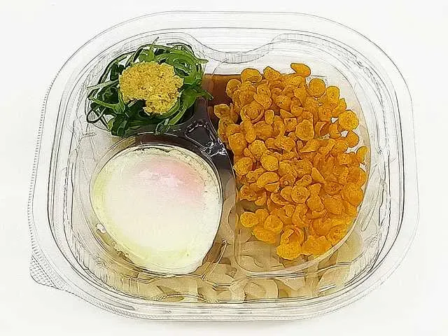 고명으로 맛을 낸 냉 반숙 달걀 우동