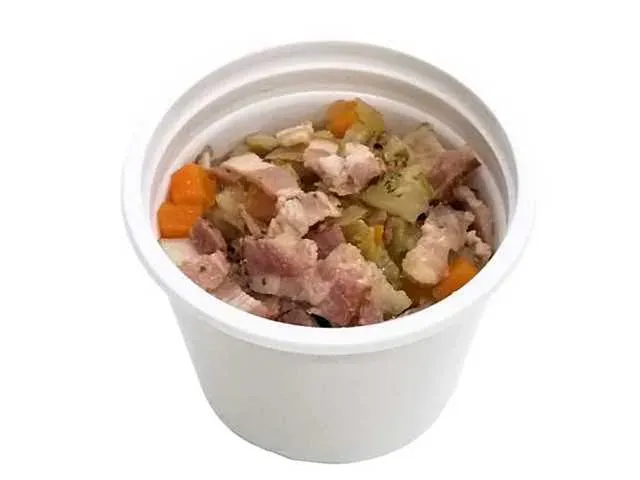 채소와 베이컨 콘소메 수프