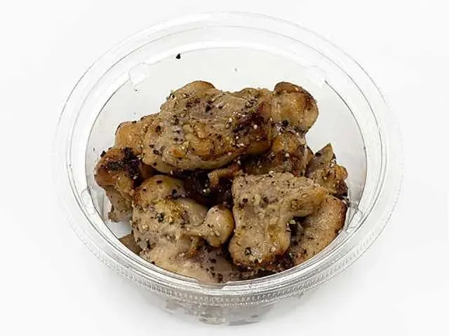 흑후추로 맛을 낸 숯불 야키토리
