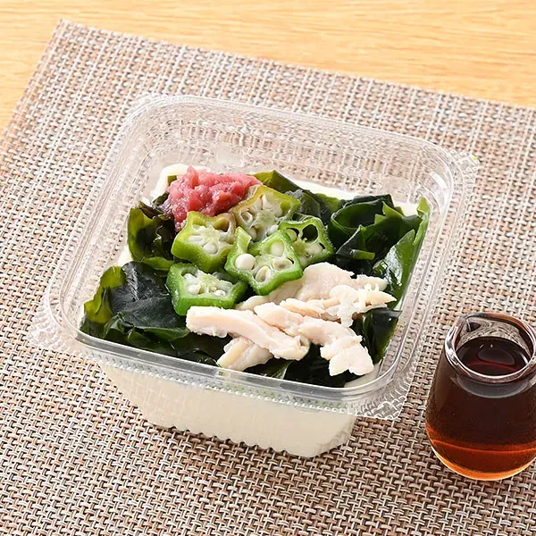 매실과 찐 닭고기를 곁들인 부드러운 두부