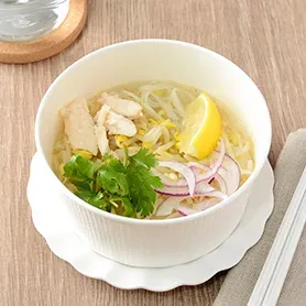 1/2일분 채소를 섭취할 수 있는 닭고기 쌀국수
