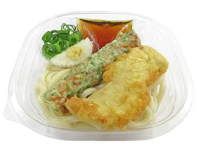 치킨 텐푸라와 치쿠와 텐푸라 냉 붓카케 우동