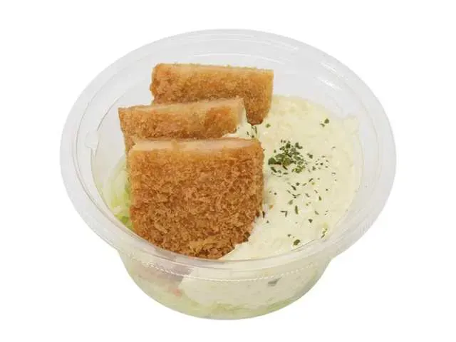와사비 타르타르와 함께 먹는 연어 멘치카츠