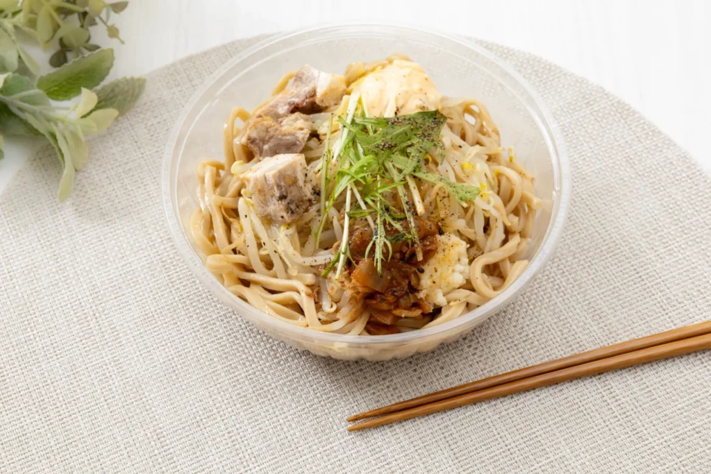 Tomita-Supervised “Chilled Pork Mazemen” Hits 7-Eleven! Ultimate Satisfaction with Extra-Thick Noodles and Rich Garlic Soup