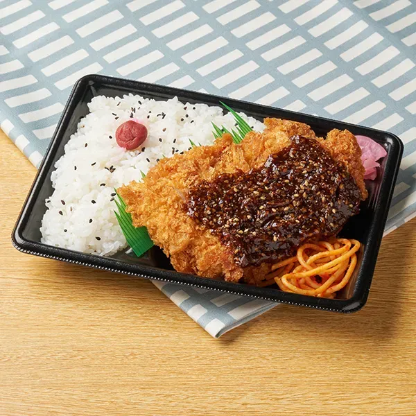 たっぷりごま入り特製ソース!チキンカツ弁当