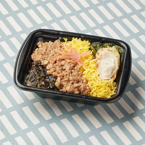 Kyushu Gourmet Selection: Chicken Rice & Salad Chikuwa Bento