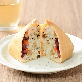 刻み梅入りの五目いなり（もち麦入りご飯）
