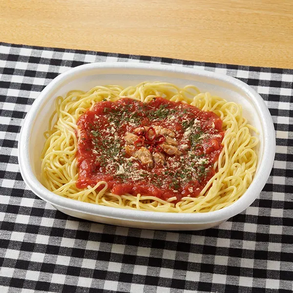 辛味ソースがくせになるトマトのソースの生パスタ