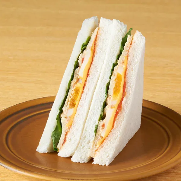 샐러드 치킨과 계란 샌드위치