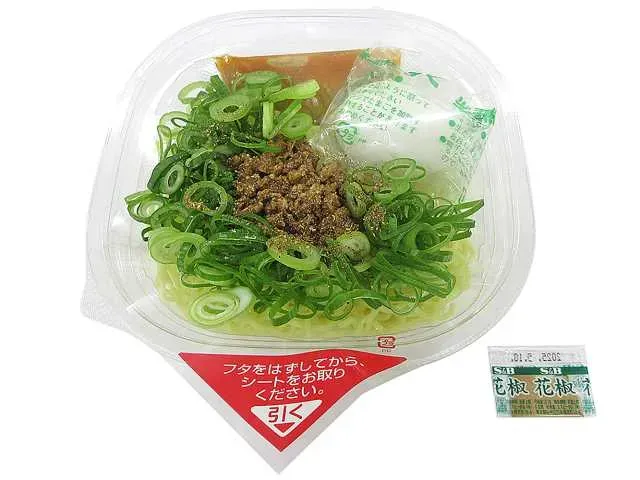히로시마의 맛 차가운 국물 없는 탄탄멘 온천계란 포함