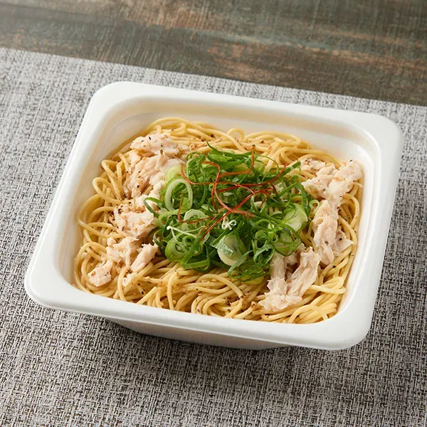 ごま油香る 青ねぎと蒸し鶏のパスタ