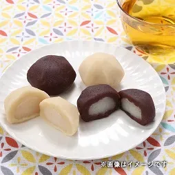 두 가지 색의 팥소 떡