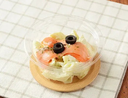 スモークサーモンとバジルチーズのペンネサラダ