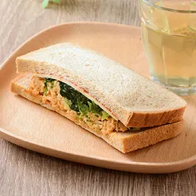 서플리 샌드 하루 1/2분의 녹황색 채소와 단백질을 듬뿍 섭취할 수 있는 (치킨 샐러드)