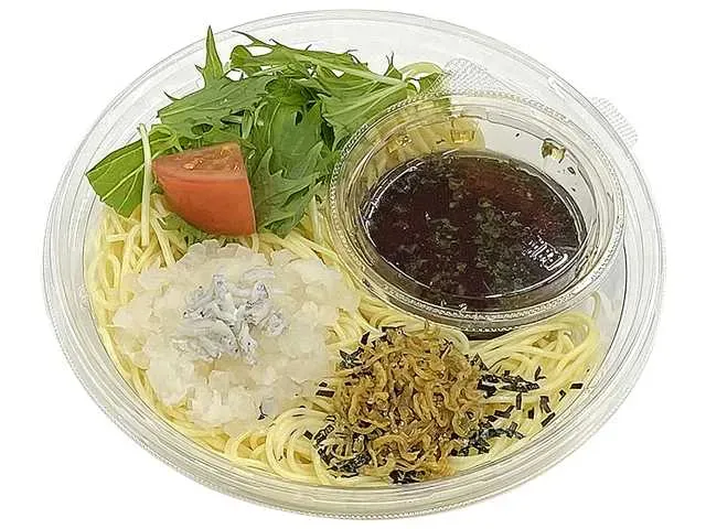 무즙과 멸치 치어를 곁들인 시소 폰즈 냉파스타