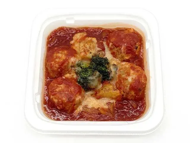 녹황색 채소를 곁들인 닭고기 완자 토마토 조림
