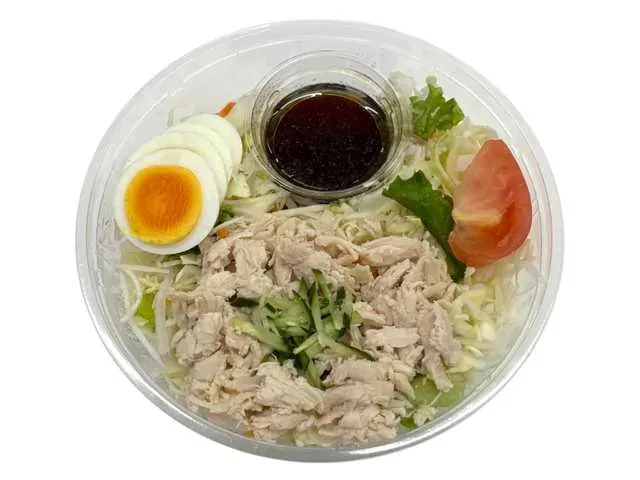 찐 닭고기와 아삭한 채소 샐러드
