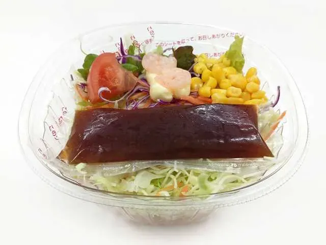 くずして食べるパリパリ麺のサラダ