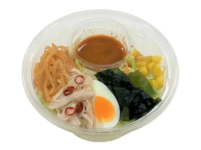 蒸し鶏と半熟玉子のピリ辛ラーメンサラダ