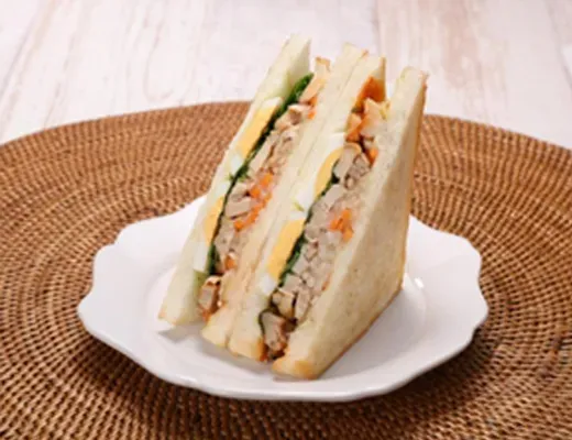 野菜たっぷり!ベトナム風サンド鶏焼肉